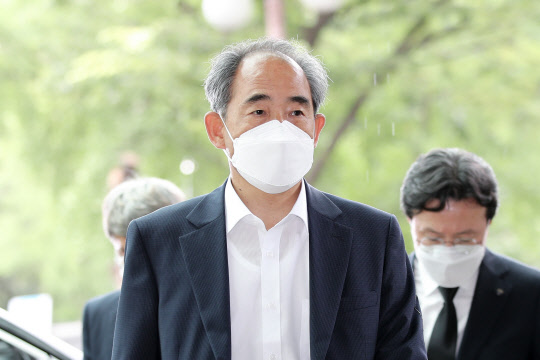 박원순 시신 안치된 서울대병원 장례식장 찾은 윤준병 의원  더불어민주당 윤준병 의원이 10일 오전 박 시장의 빈소가 마련될 예정인 서울 종로구 서울대병원 장례식장으로 들어가고 있다. 연합